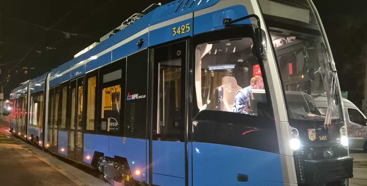 Transport nowej Pesy we Wrocławiu