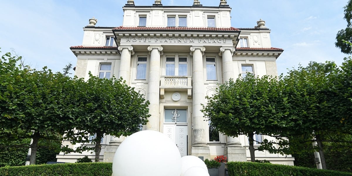 Widok na fasadę willi Powstańców Śląskich 204 i stojące przed nią białe kule