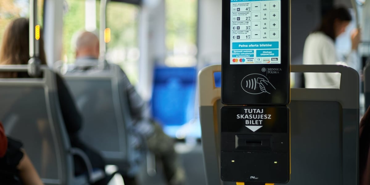Kasownik w tramwaju, zdjęcie ilustracyjne