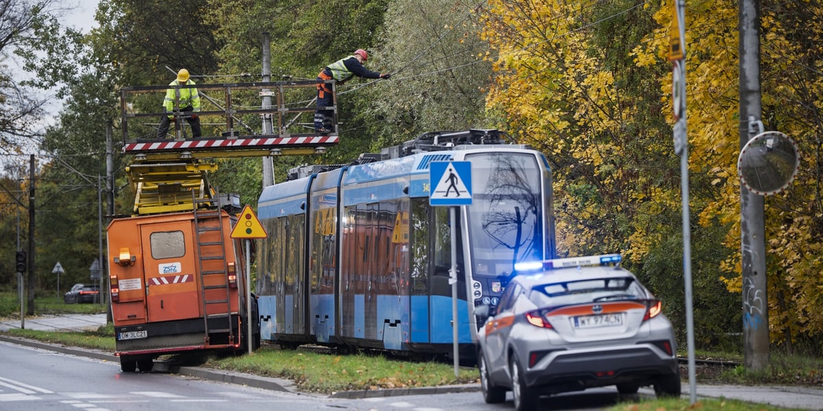 Wóz techniczny z platformą, tramwaj i samochód nadzoru ruchu na ulicy. Naprawa zerwanej trakcji tramwajowej na ul. Kwidzyńskiej.