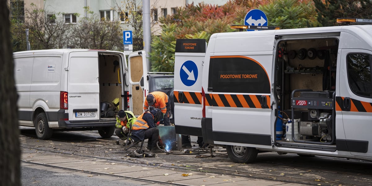 Robotnicy spawają pękniętą szynę na ulicy. Naprawa torowiska na ul. Glinianej.
