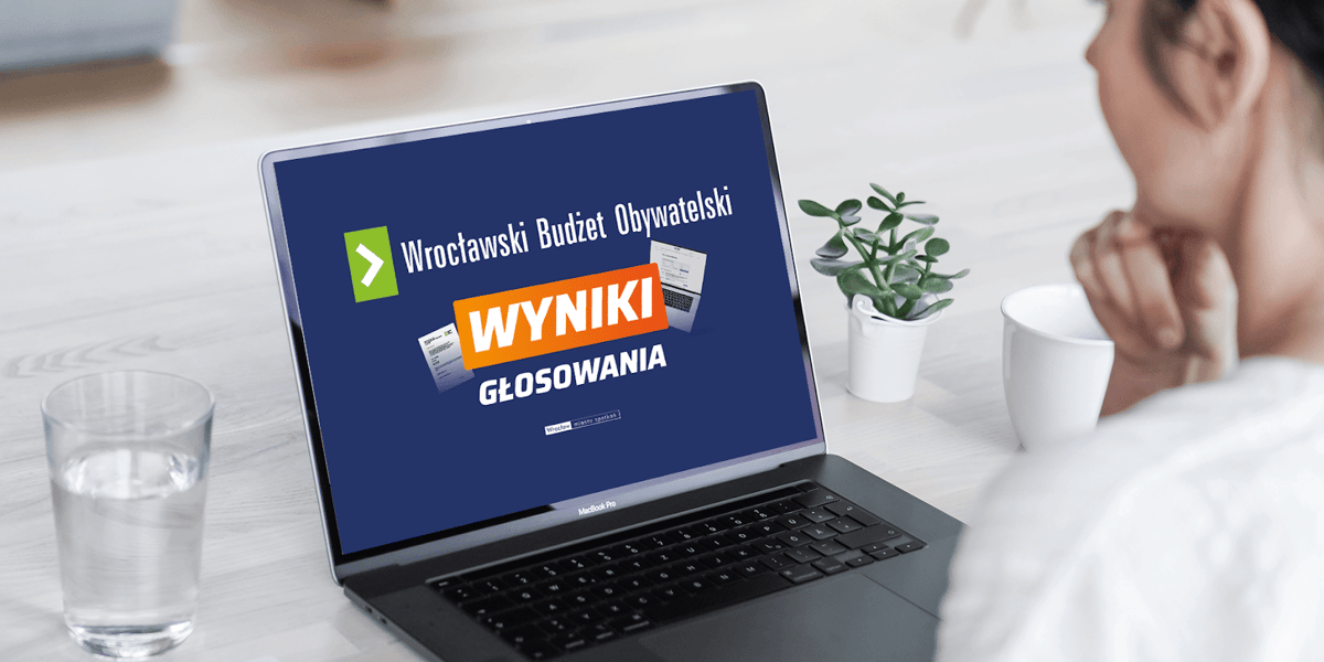 Laptop z wyświetlonym napisem na ekranie "Wrocławski Budżet Obywatelski - wyniki głosowania"