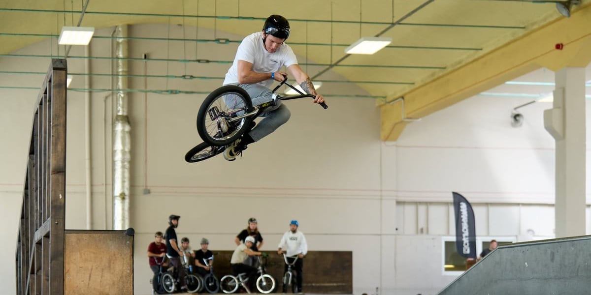 Na zdjęciu uczestnicy BMX Freestyle Contest 2025 podczas wykonywania trików