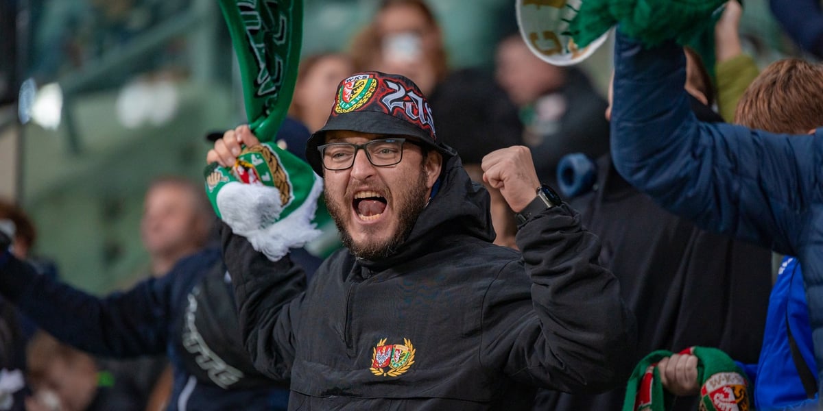 Na zdjęciu kibic Śląska Wrocław na trybunach Tarczyński Arena podczas meczu