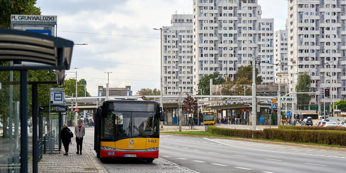 Autobus miejski na przystanku we Wrocławiu. Zdjęcie ilustracyjne