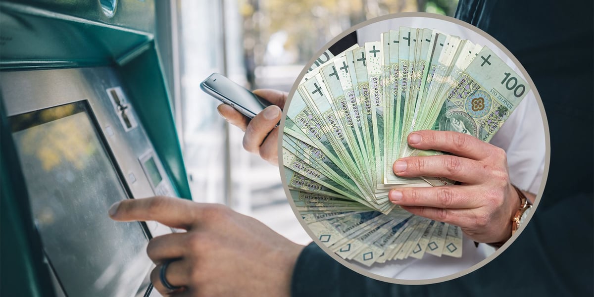 Mężczyzna przy bankomacie, w ręku ma telefon, w tle plik banknotów, zdjęcie ilustracyjne