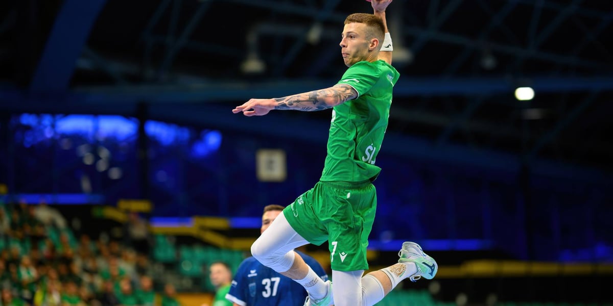 Na zdjęciu Kacper Okapa w wyskoku. Zaraz rzuci piłką na bramkę. W spotkaniu z Nielbą Wągrowiec zawodnik Śląska zdobył dwa gole.