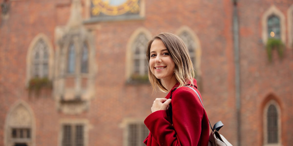 Kobieta z plecakiem na wrocławskim Rynku, zdjęcie ilustracyjne