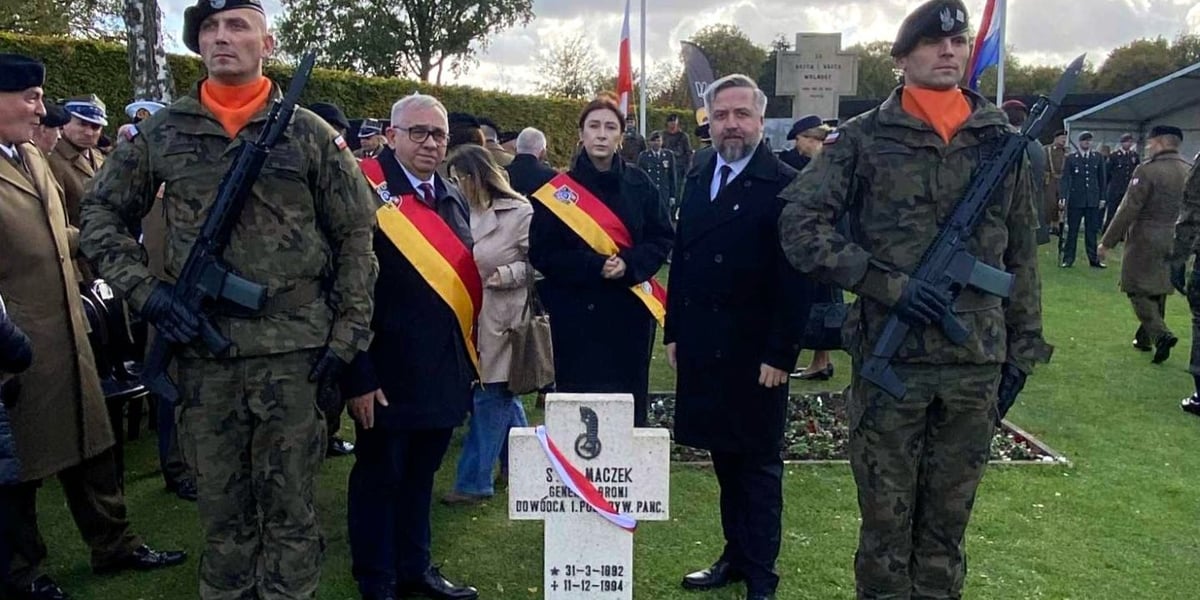 Delegacja z Wrocławia podczas obchodów 81. rocznicy wyzwolenia Bredy przez dywizję gen. Maczka: Robert Pieńkowski, radny Rady Miejskiej Wrocławia, Martyna Stachowiak, radna Rady Miejskiej Wrocławia i Radosław Michalski, dyrektor Departamentu Marki Miasta