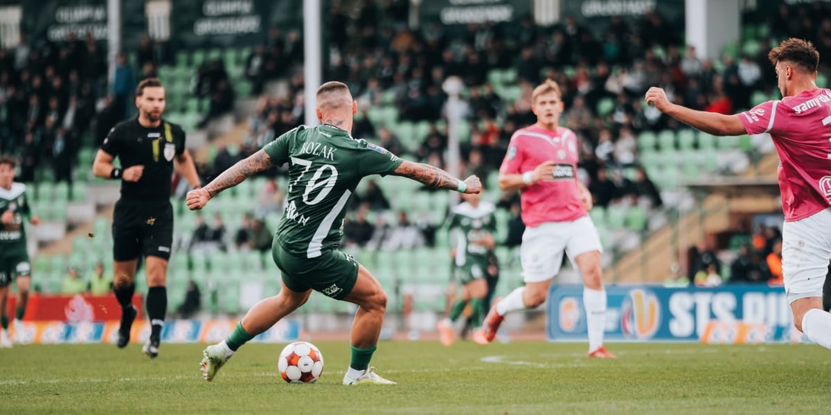 Piłkarze na boisku podczas meczu. Zawodnik Śląska Wrocław przy piłce.