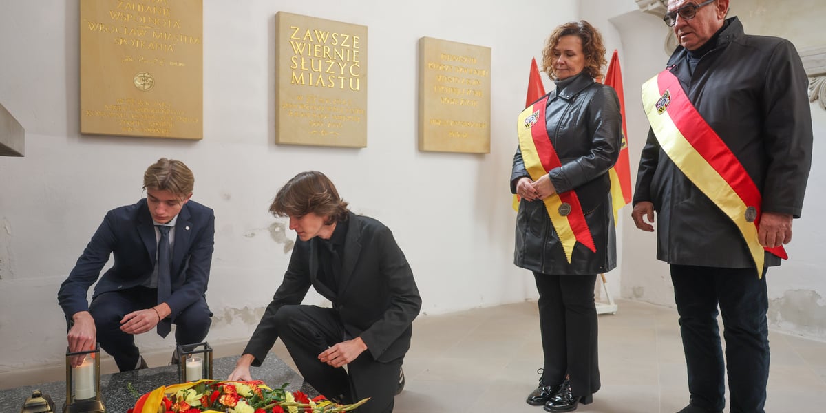 Złożenie wieńców w Kaplicy Rajców w kościele garnizonowym przez radnych miejskich. Na zdjęciu Agnieszka Rybczak, przewodnicząca Rady Miejskiej Wrocławia, radny Jarosław Krauze, przedstawiciele Młodzieżowej Rady Miasta