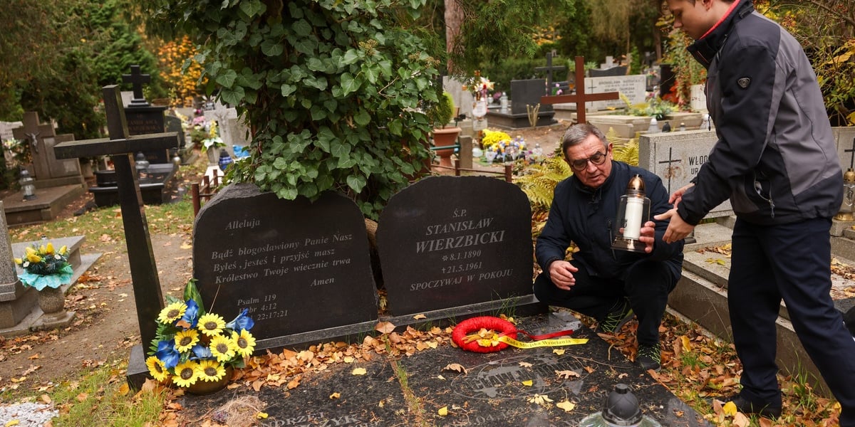 Radny Jarosław Krauze i przedstawiciele Młodzieżowej Rady Miejskiej Wrocławia składają wieńce na grobach zasłużonych wrocławian.