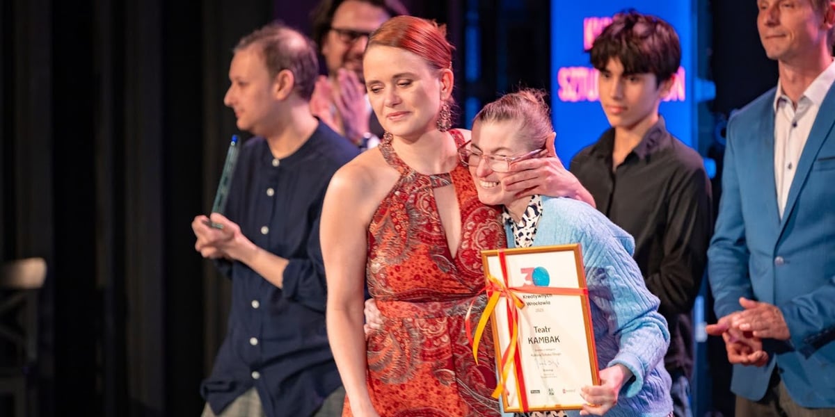 Agata Obłąkowska-Mazurkiewicz, dyrektorka artystyczna i reżyserka Teatru Kambak oraz jego przedstawiciele podczas gali 30 Kreatywnych Wrocławia 2025.