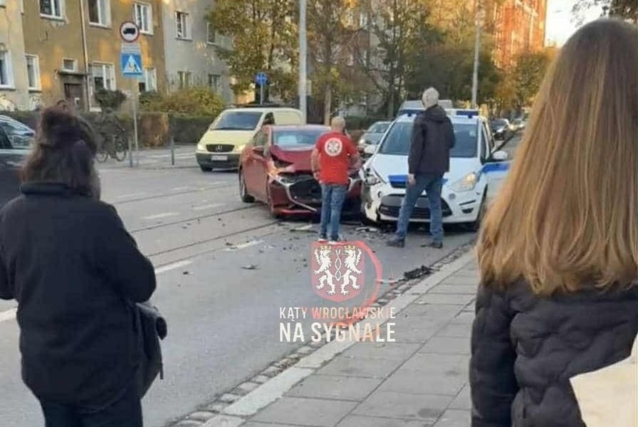 Dwa samochody po zderzeniu na ulicy. Kolizja na ul. Nowowiejskiej.