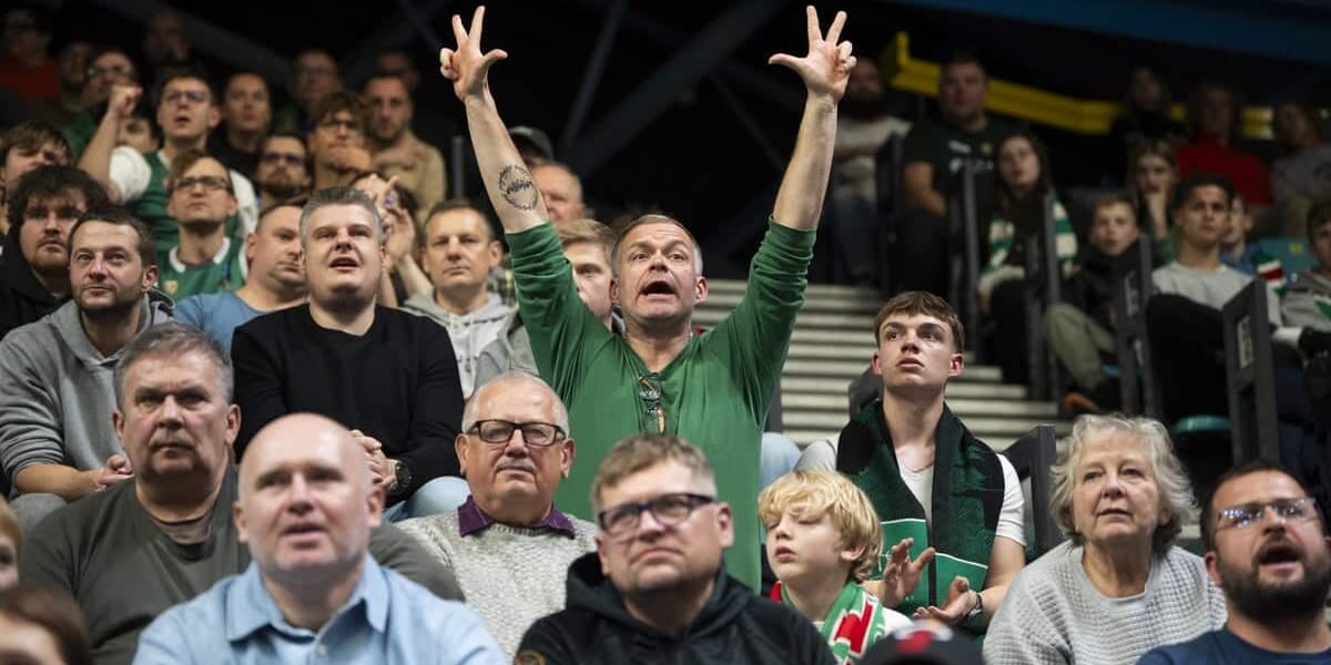 Grupa dopingujących kibiców na trybunie Orbity na meczu Śląska z Wenecją, 29 października 2025
