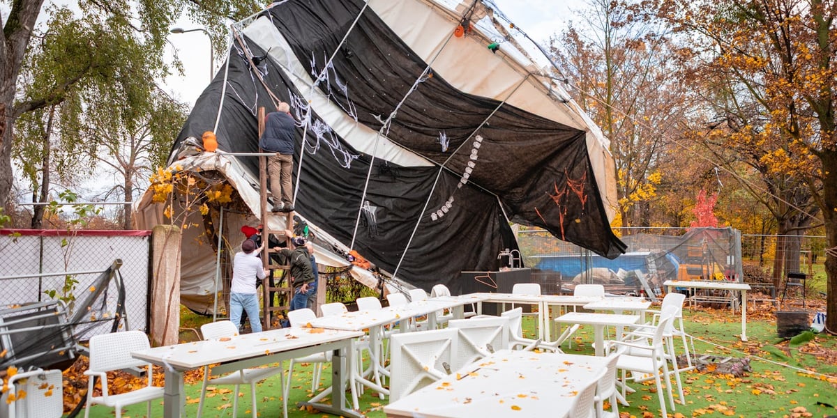 Wiatr przewrócił namiot w Strefie Kibica na Niskich Łąkach