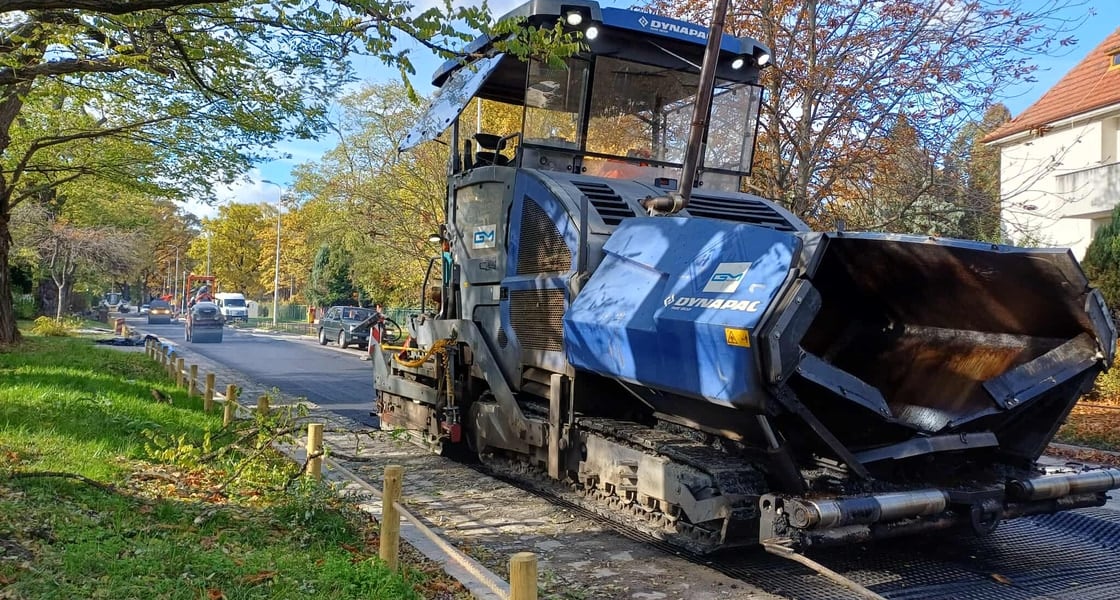 Pojazd budowlany na ulicy Moniuszki