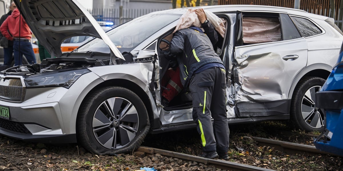Zdjęcie z miejsca wypadku - rozbity samochód