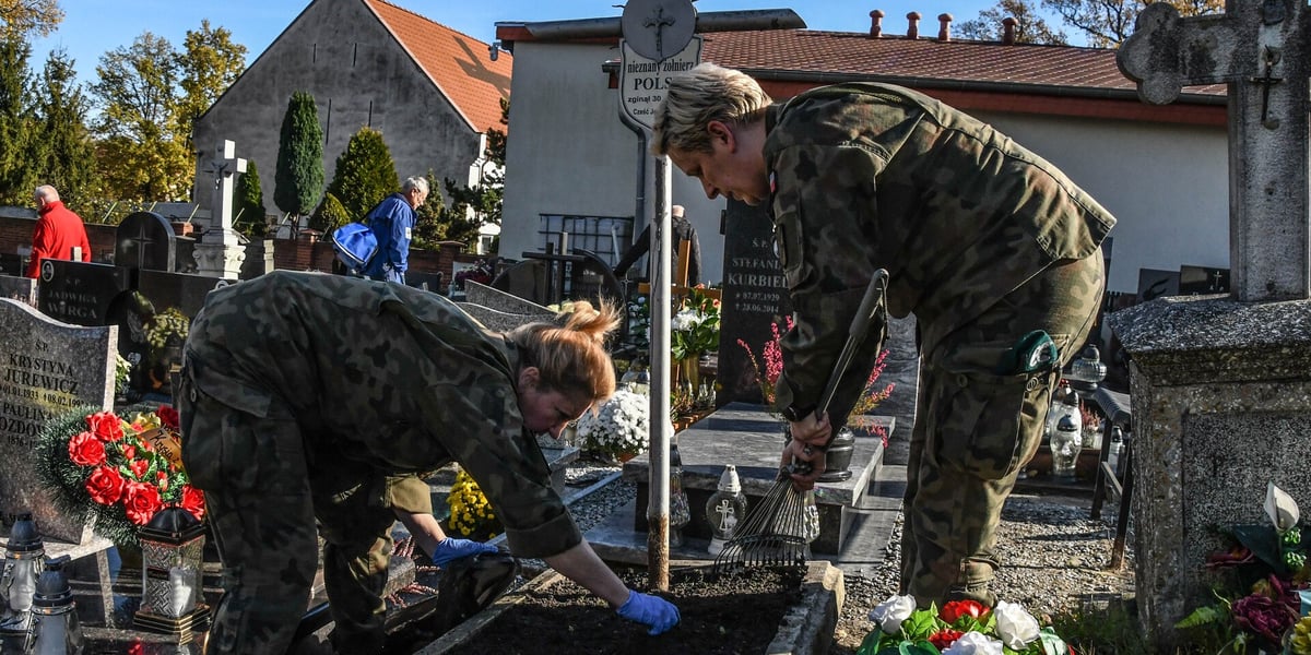 Żołnierze porządkują grób nieznanego żołnierza. 10 Wrocławska Brygada Łączności podczas akcji „Żołnierska Pamięć”.