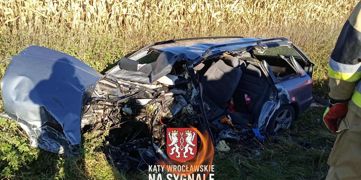 Rozbity samochód w rowie