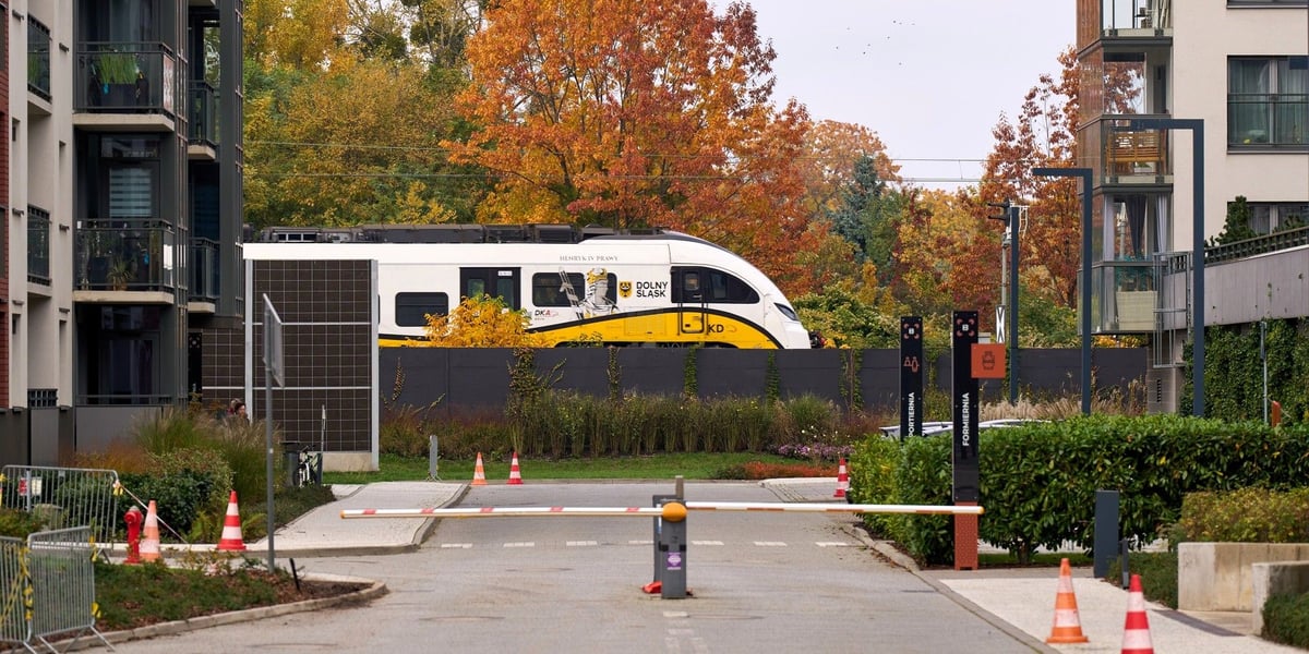 Tunel pod torami kolejowymi dla autobusów miejskich, rowerów i pieszych połączy Ołbin z Kleczkowem w miejscu wewnątrzosiedlowej obecnie drogi na terenie Browarów Wrocławskich. Po stronie Kleczkowa powstanie ulica zapewni połączenie z Browarną i Zakładową