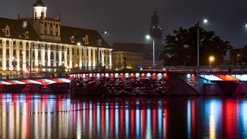 Mosty Uniwersyteckie podczas testów iluminacji 