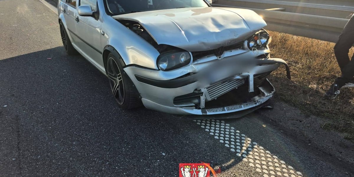 Zdjęcie rozbitego samochodu na drodze.  Kolizja aut osobowych na A4 po Wrocławiem.