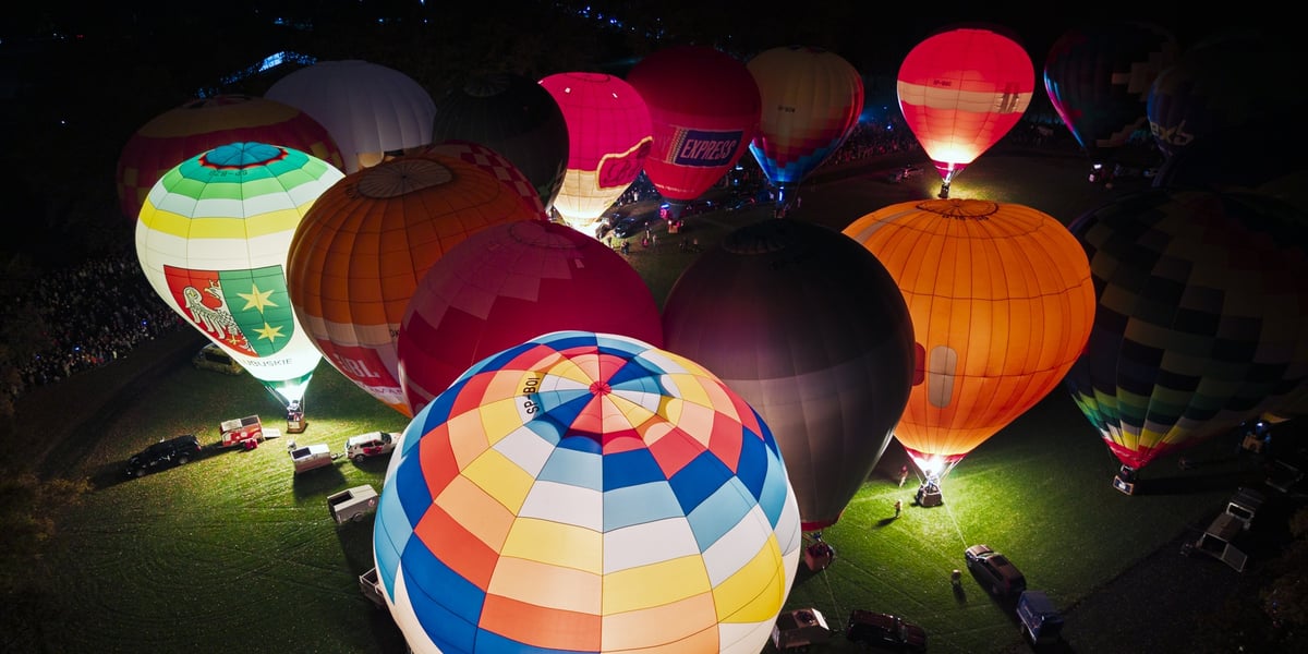 Wieczorny pokaz balonów na boisku. Fiesta Balonowa na Stadionie Olimpijskim we Wrocławiu.