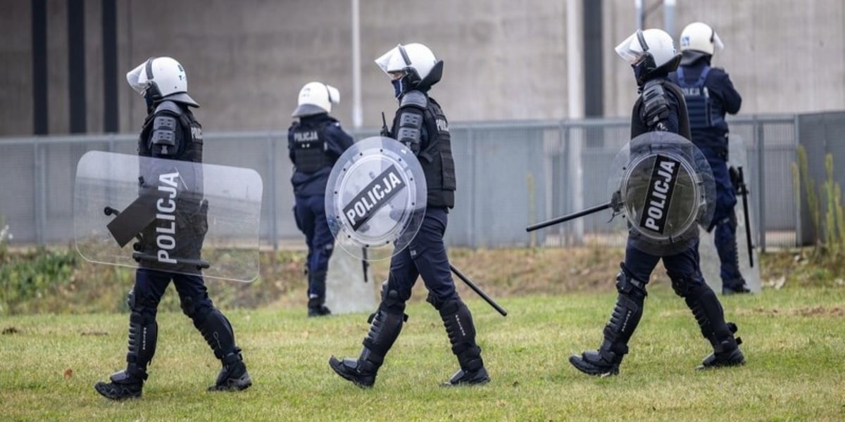 Policjanci podczas zabezpieczania meczu WKS Śląsk Wrocław - Polonia Bytom 