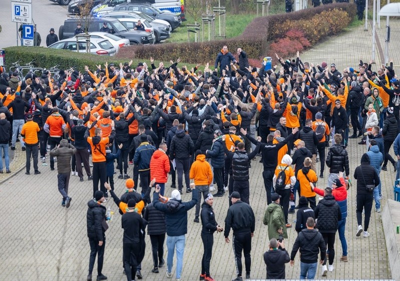 Kibice idący na mecz WKS Śląsk Wrocław - Polonia Bytom 
