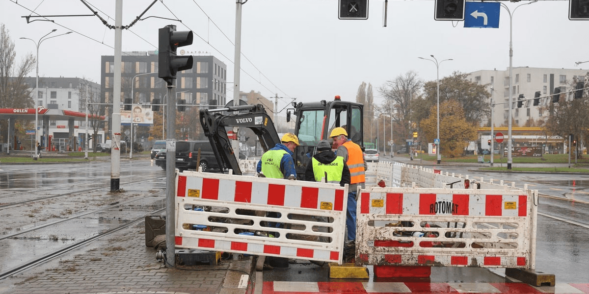 Prace przy usuwaniu awarii MPWiK na ul. Ślężnej przy skrzyżowaniu z al. Armii Krajowej i al. Wiśniową