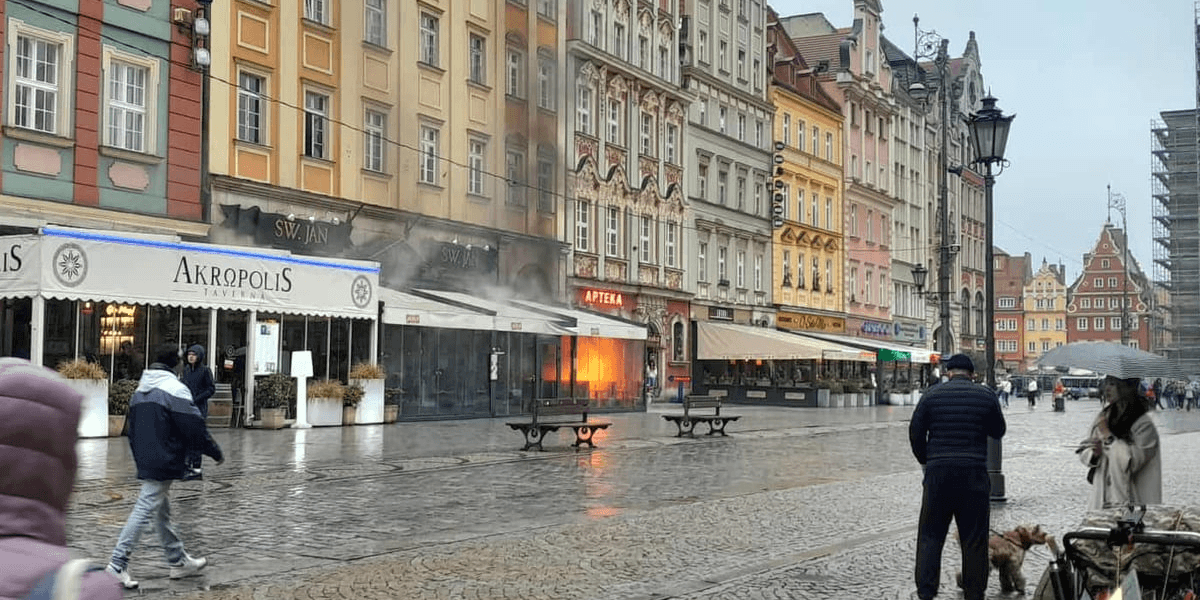 Pożar w Rynku - płonie ogródek restauracji Święty Jan 
