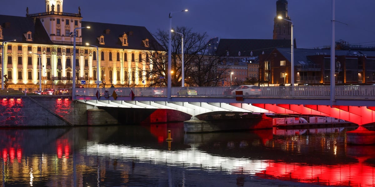 Mosty Uniwersyteckie w narodowych barwach w poniedziałek wieczorem 10 listopada. Tak będą też wyglądać w święto 11 Listopada 