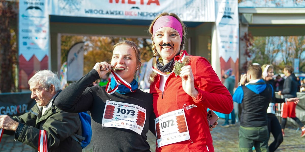 Dwie uczestniczki Wrocławskiego Biegu Niepodległości z Wąsem 2025 z medalami