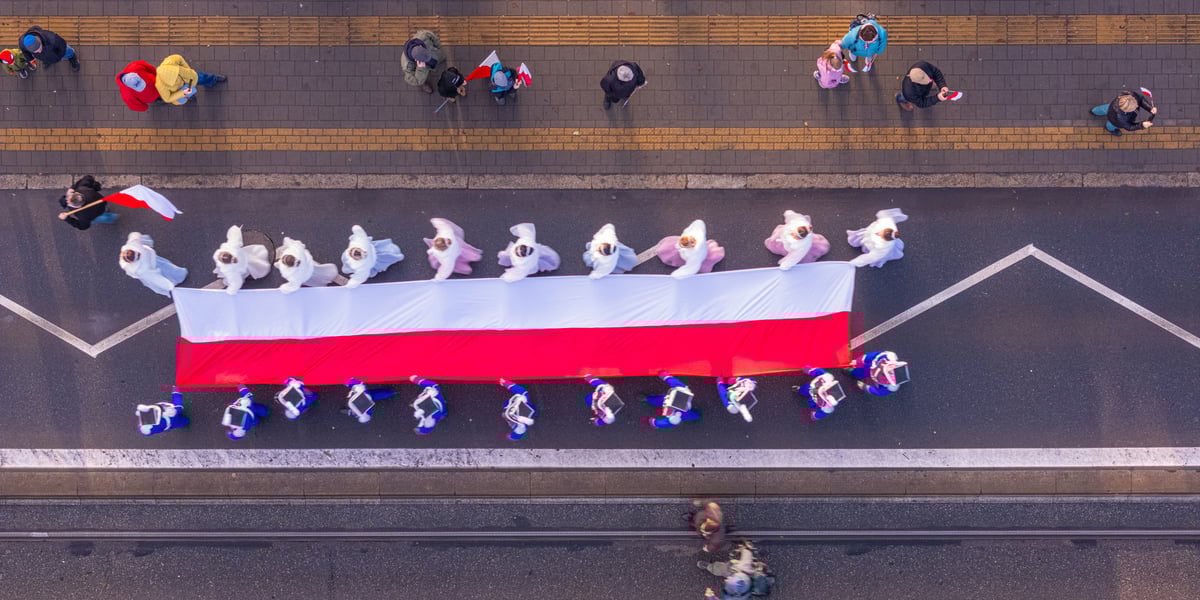 Radosna Parada Niepodległości zmierza do Rynku z biało-czerwoną flagą - widok z góry