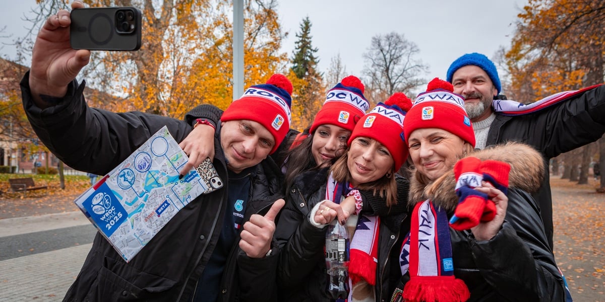 Grupa uczestników WrocWalk 2025