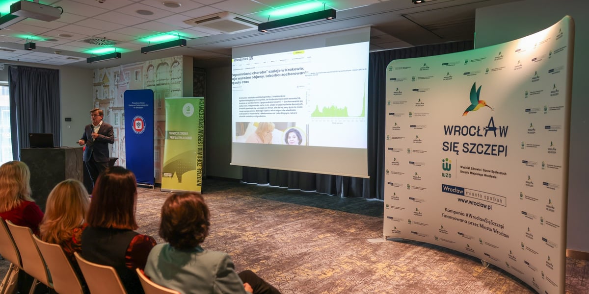 Konferencja "Wrocław się szczepi" - 12 listopada 2025 r. Mężczyzna prowadzi prezentację