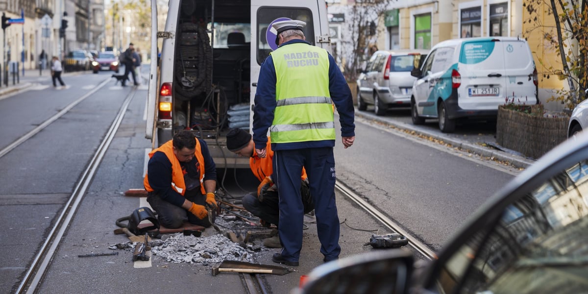 Ekipa pracowników MPK na torowisku tramwajowym. Naprawa pękniętej szyny na ul. Chrobrego.