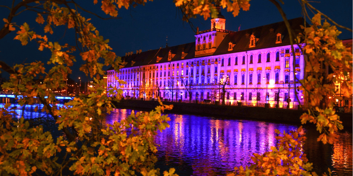 Szkoły wyższe świętują 80. rocznicę powołania polskiego uniwersytetu we Wrocławiu. Most Uniwersytecki i gmach główny Uniwersytetu rozbłysną na niebiesko!