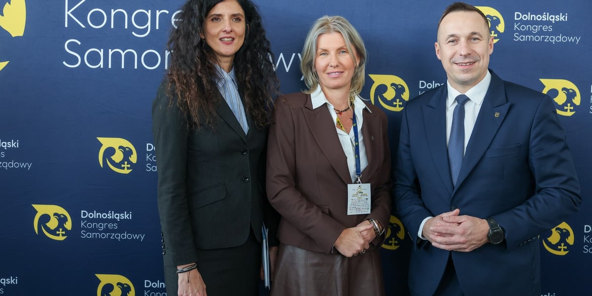 Dwie kobiety i mężczyzna. Od lewej strony stoją: Anna Żabska - wojewoda dolnośląska, Renata Granowska - wiceprezydent Wrocławia, Paweł Gancarz - marszałek województwa dolnośląskiego.