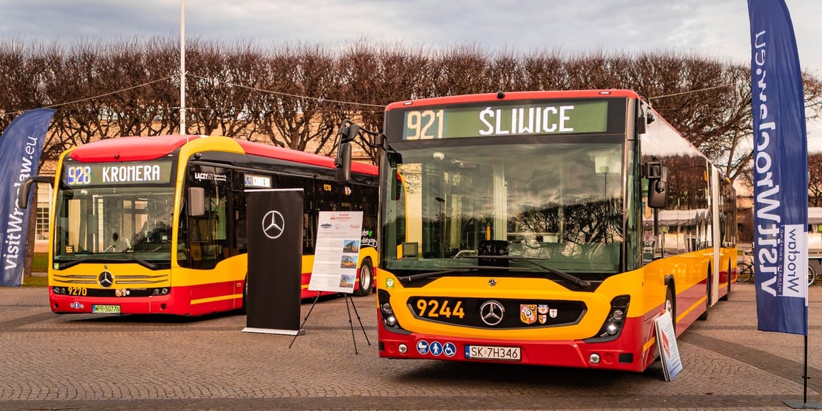 Nowe autobusy marki Mercedes zaparkowane przy Iglicy: Conecto G po prawej i eCitaro po lewej