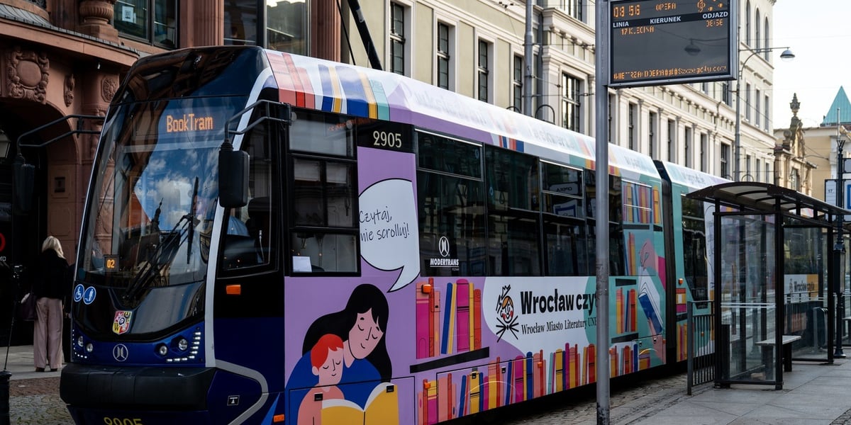 Tramwaj BookTram promujący akcję „Wrocław czyta”