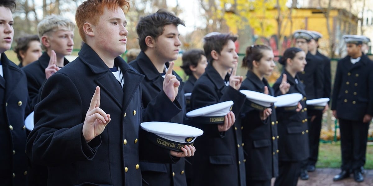 Ślubowanie pierwszoklasistów w Technikum Żeglugi Śródlądowej we Wrocławiu. Na zdjęciu młodzi ludzie w marynarskich mundurach