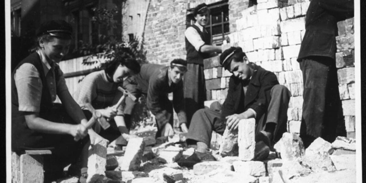 Studenci we Wrocławiu odgruzowujący uczelnie