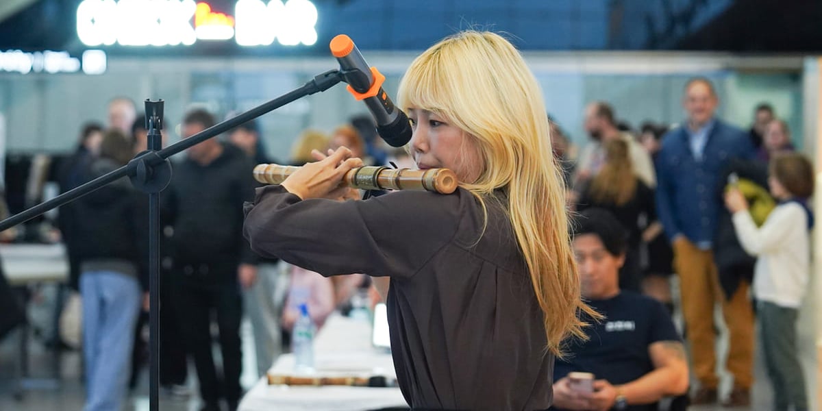 Koreańska artystka grająca na flecie. Korea Kimchi Festival 2025. Wrocław, 15.11.2025