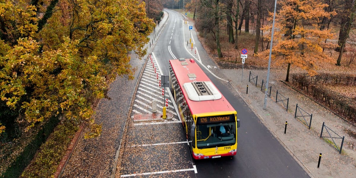 Ulica Waligórskiego po remoncie. Wrocław, 16.11.2025. Na pierwszym planie autobus linii 126 jadący na Kozanów. Widok z drona.