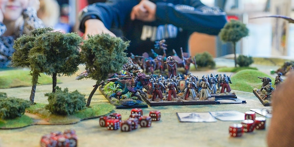 29. Wrocławski Festiwal Gier Planszowych Gratislavia, 16.11.2025. Na zdjęciu makieta z figurkami i kostki sześcienne.