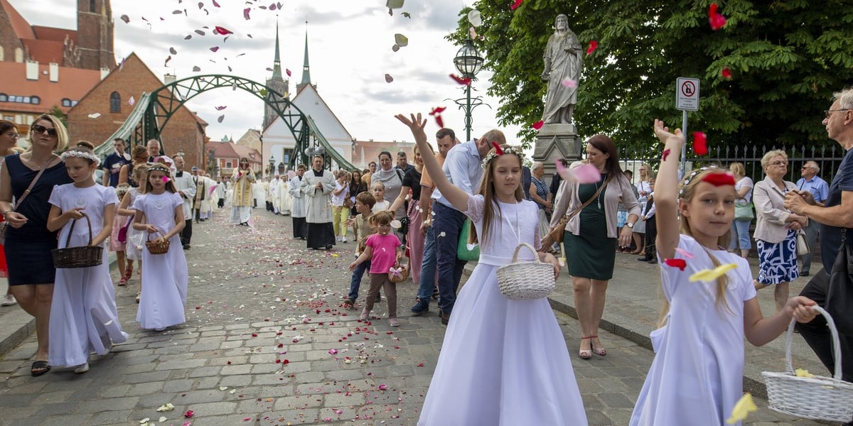 największa procesja we Wrocławiu przeszła z katedry na Ostrowie Tumskim do kościoła garnizonowego w Rynku, 16 czerwca 2022 r.