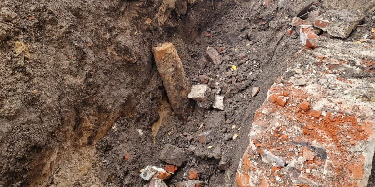 Niewybuch na swobodnej - pocisk w dziurze, w ziemi