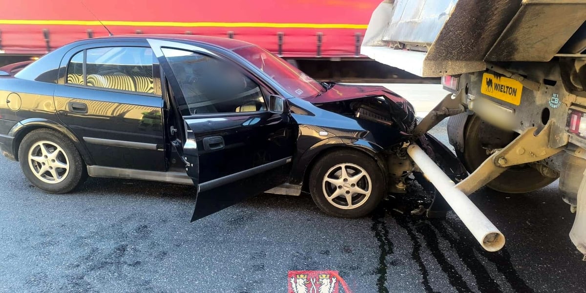 Wypadek na AOW. Zderzenie dwóch ciężarówek i auta osobowego. Są utrudnienia